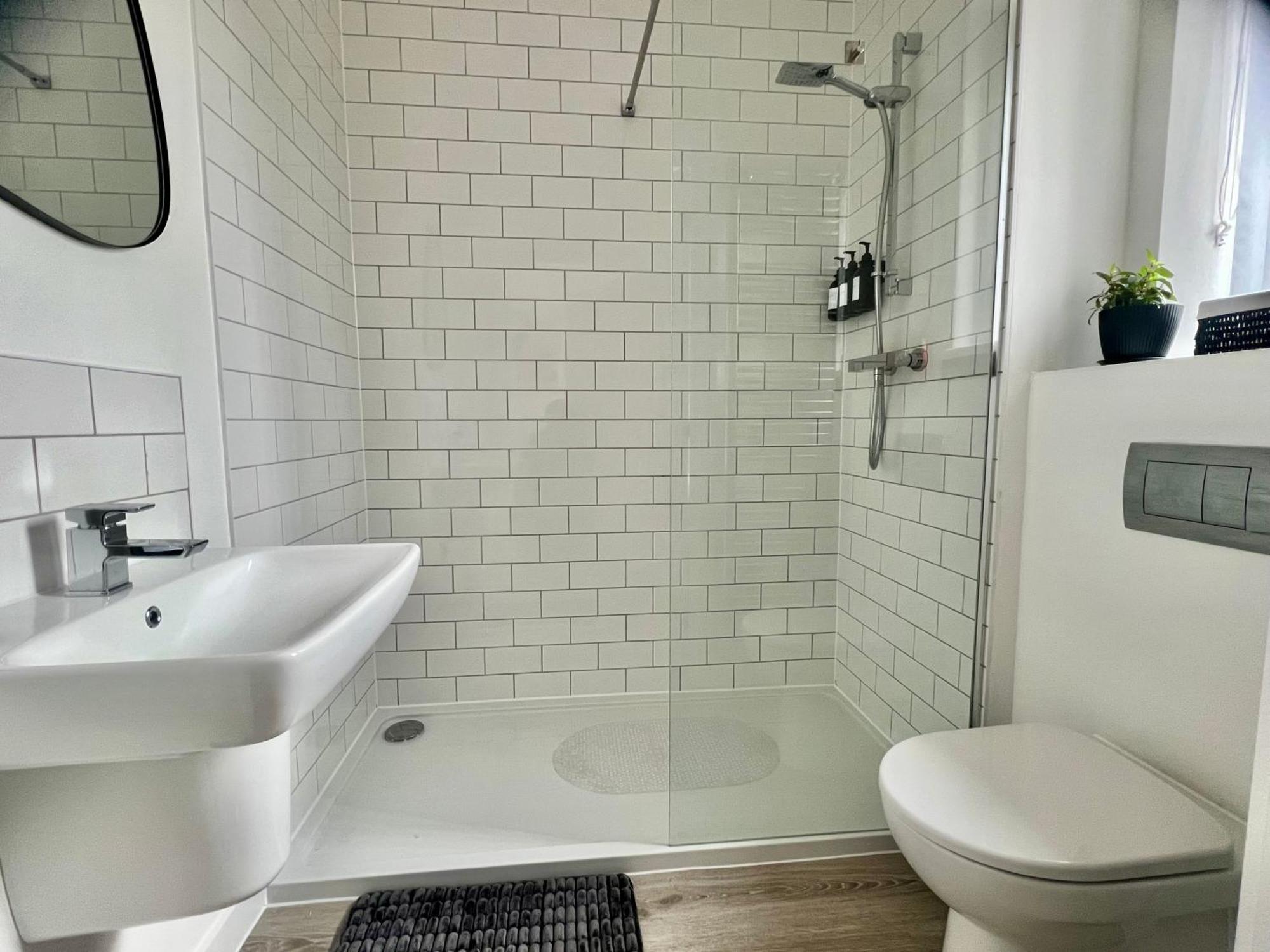 The Parkes A Stylish 3Br House, 5 Mins From Central Birmingham Close To The Edgbaston Stadium, The Hippodrome, Uob, Aston And Bcu, China Town, Kings Heath Bhx Airport And Much More Exterior photo