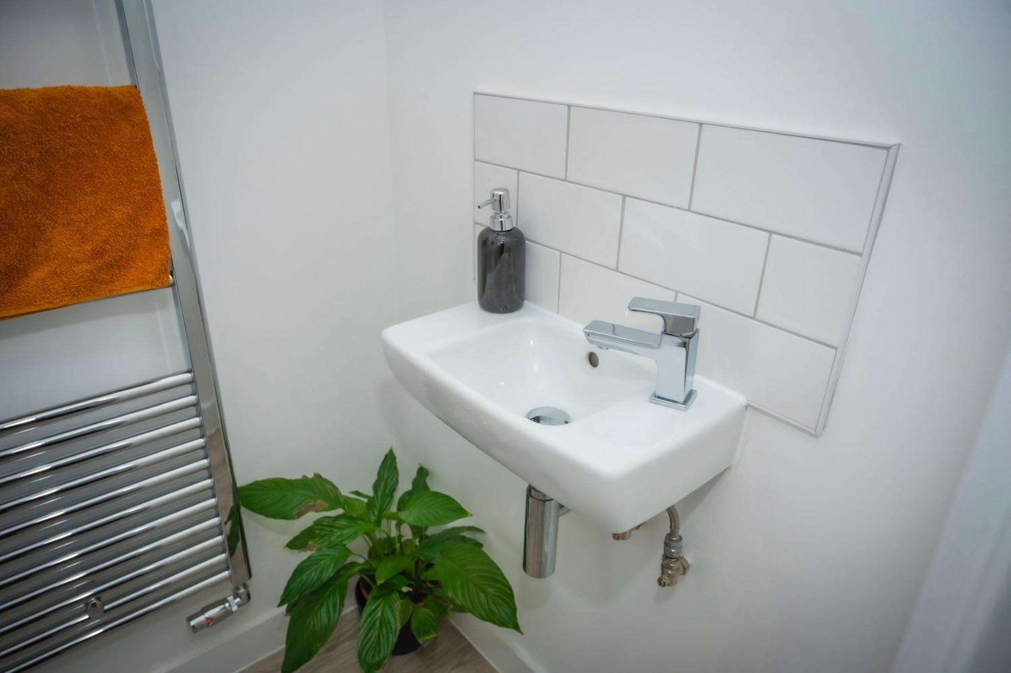 The Parkes A Stylish 3Br House, 5 Mins From Central Birmingham Close To The Edgbaston Stadium, The Hippodrome, Uob, Aston And Bcu, China Town, Kings Heath Bhx Airport And Much More Exterior photo